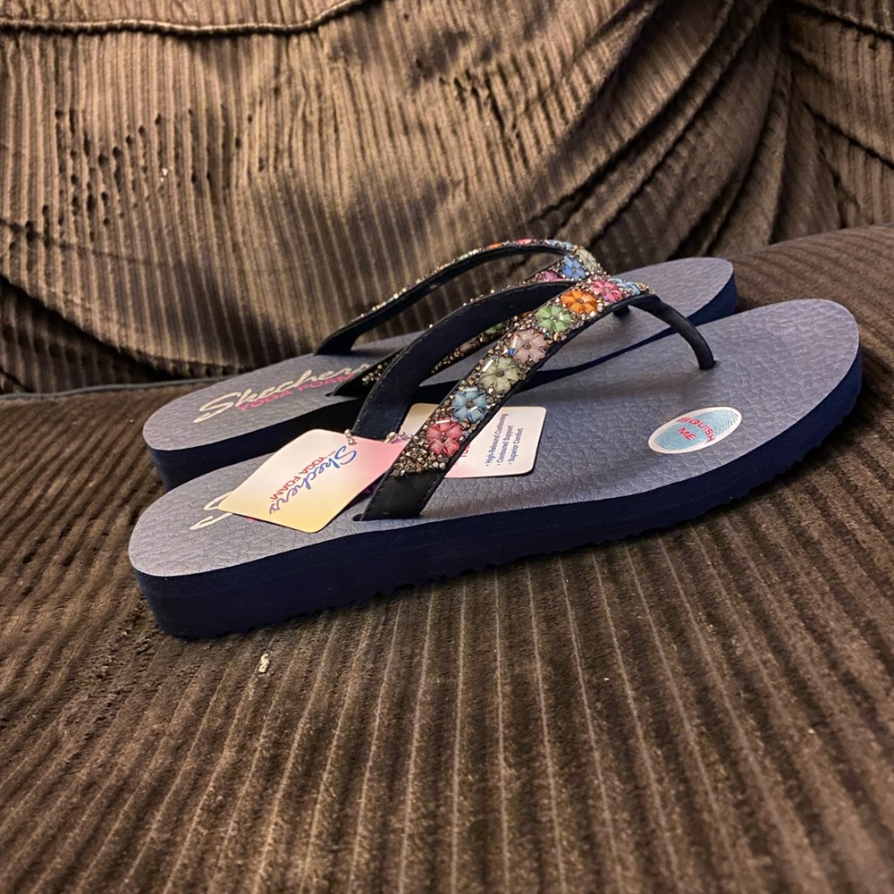 Skechers flip flops! New!